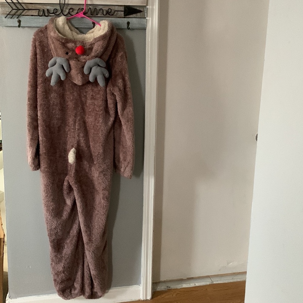 Forever21 collaboration with Loungeable wear. A unique beautiful piece. Size L